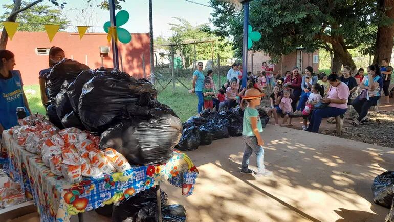 Dequení entregó prendas de vestir a familias y niños de la localidad de Ypané. Foto; Higinio R. Ruiz Díaz.