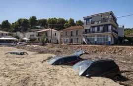 Automóviles parcialmente enterrados en el distrito de Katigiorgis, Grecia, luego de inundaciones causadas por la tormenta "Daniel".