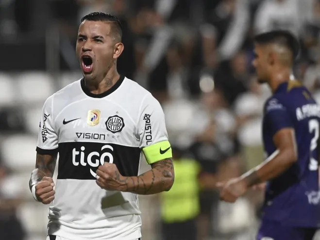 Derlis González, jugador de Olimpia, festeja el gol que convirtió contra Tacuary en el Manuel Ferreira por la tercera jornada del torneo Apertura 2023 del fútbol paraguayo.