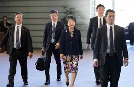 La nueva ministra de Exteriores de Japón, Yoko Kamikawa (C) llega a una reunión oficial, en Tokyo, Japón. (EFE/EPA)