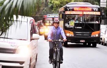 Las personas que utilizan la bicicleta como medio de transporte deben enfrentar el caótico tránsito ante la falta de bicisendas.