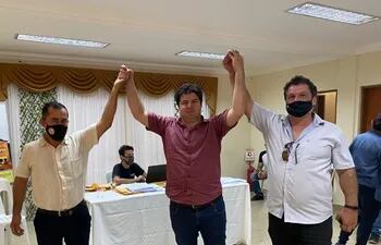 El candidato de la Alianza, Juan Aurelio Bobadilla(centro), junto al concejal Anibal Benítez(FG) y Edgar Venialgo(Punace)