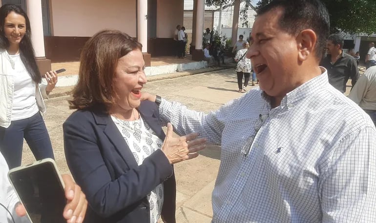 Los candidatos, Yudith María Vera y Carlos Quiñonez, se abrazan y prometen una ciudad mejor