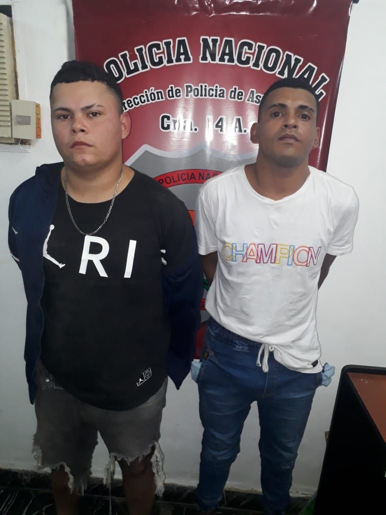 Los aprehendidos fueron Gonzalo Gabriel González Giménez, de 20 años, quien estaba al mando de una motocicleta y Jesús Francisco López Domínguez, de 25 años, quien ingresó al local comercial a perpetrar el robo.
