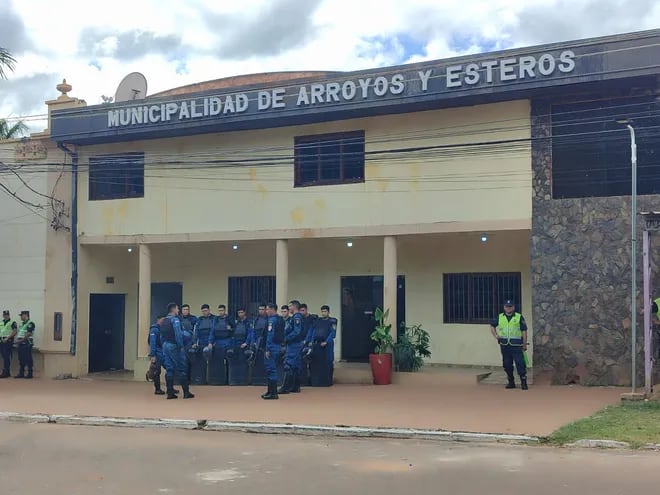 La Municipalidad de Arroyos y Esteros en estos días estuvo muy custodiada por los agentes policiales.
