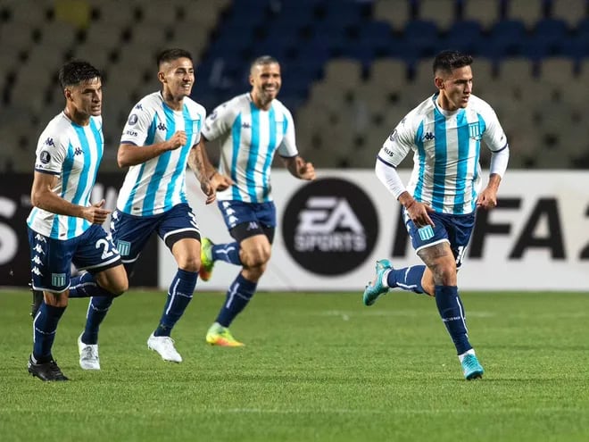 Matías Rojas (d), futbolista de Racing de Avellaneda, festeja el tanto desde 66 metros que anotó contra Ñublense por la Copa Libertadores 2023.