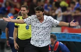 El entrenador de Libertad Daniel Garnero reacciona en un partido de los octavos de final de la Copa Sudamericana entre Fortaleza y Libertad en el estadio Castelão en Fortaleza (Brasil).