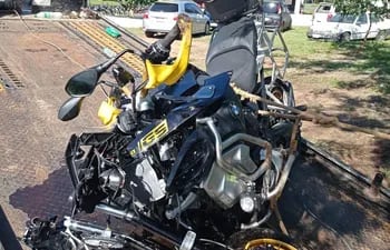La motocicleta de Rubén David Sanabria Ferreira, victima fatal del accidente de transito, ocurrido en la madrugada  de hoy camino a San Bernardino