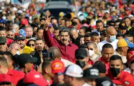 Nicolás Maduro (centro) es acusado de ser el culpable de la crisis migratoria que atraviesa Venezuela