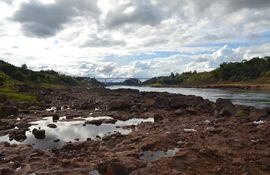 Las rocas del lecho del río Paraná están al aire libre por el significativo descenso del cauce hídrico.