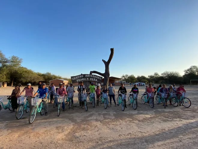 El objetivo es donar 500 bicicletas al Chaco y ya llevan entregadas 104, principalmente a artesanas.