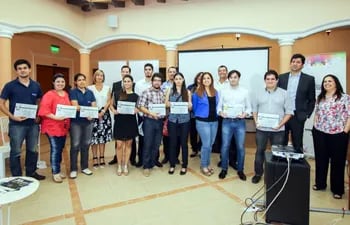 los-ganadores-del-concurso-hackaton-2015-con-directivos-de-la-senatics-y-usaid-paraguay-durante-la-premiacion-las-aplicaciones-seran-desarrolladas--200728000000-1404499.jpg