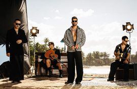 El artista puertorriqueño Ricky Martin (2d) junto a los integrantes del grupo mexicano Reik, el cantante Jesús Navarro (2i), y los guitarristas Julio Ramírez (i), y Bibi Marín (d), durante la grabación del video "A Veces Bien y A Veces Mal". Ricky Martin estrenará este jueves junto al grupo mexicano Reik su nuevo tema y video, "A Veces Bien y A Veces Mal", que se incluirá en su próximo "EP" (disco de duración media), "Play", que se publicará el 20 de mayo.
