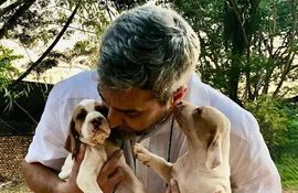 Tras cinco semanas de silencio, Mario Abdo Benítez posteó hoy esta fotografía abrazando a dos cachorros, en su cuenta de Instagram.