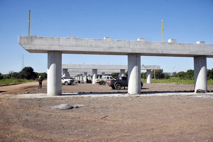 Viaducto de acceso al puente que se construye en el lado chaqueño, que tendrá 1,5 km.
