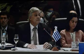 El canciller uruguayo Francisco Bustillo, reiteró que su país negociará solo o con el Mercosur un Tratado de Libre Comercio con China. Sus palabras fueron en la  reunión del Consejo del Mercado Común, que se lleva a cabo en la Conmebol, en Luque. El anuncio uruguayo tensiona la cumbre.