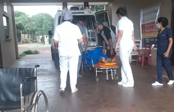 Momento en que los paramédicos bajan el cuerpo sin vida de una de las víctimas del desmoronamiento del pozo artesiano en Ybyrarobana, departamento de Canindeyú. Fue al arribar al Hospital Regional de Salto del Guairá.