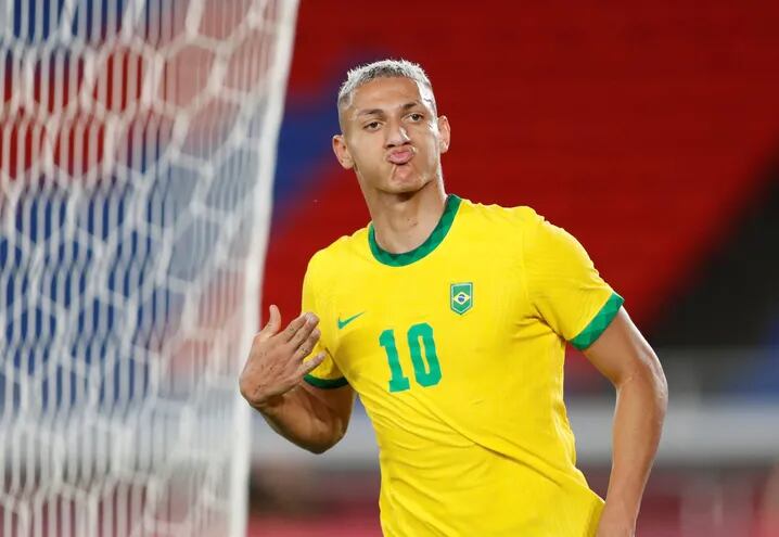 Richarlison convirtió tres goles para el triunfo brasileño.