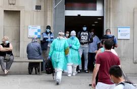 Trabajadores de la salud abandonan el centro de atención primaria CAP Prat de la Riba hacia un hospital de campaña establecido para casos de coronavirus en Lérida (Lleida) el 13 de julio de 2020.