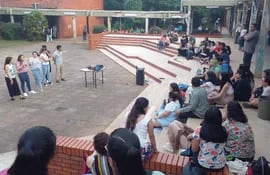 Plenaria de estudiantes de la Facultad de Arquitectura, Diseño, y Arte (FADA) de la Universidad Nacional de Asunción (UNA).