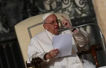 El papa Francisco se dirige a los fieles católicos durante la última audiencia general.  (AFP)