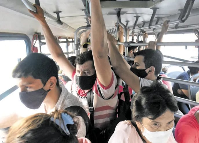 Pasajeros viajan en buses expuestos al contagio del covid-19, en plena alerta sanitaria.