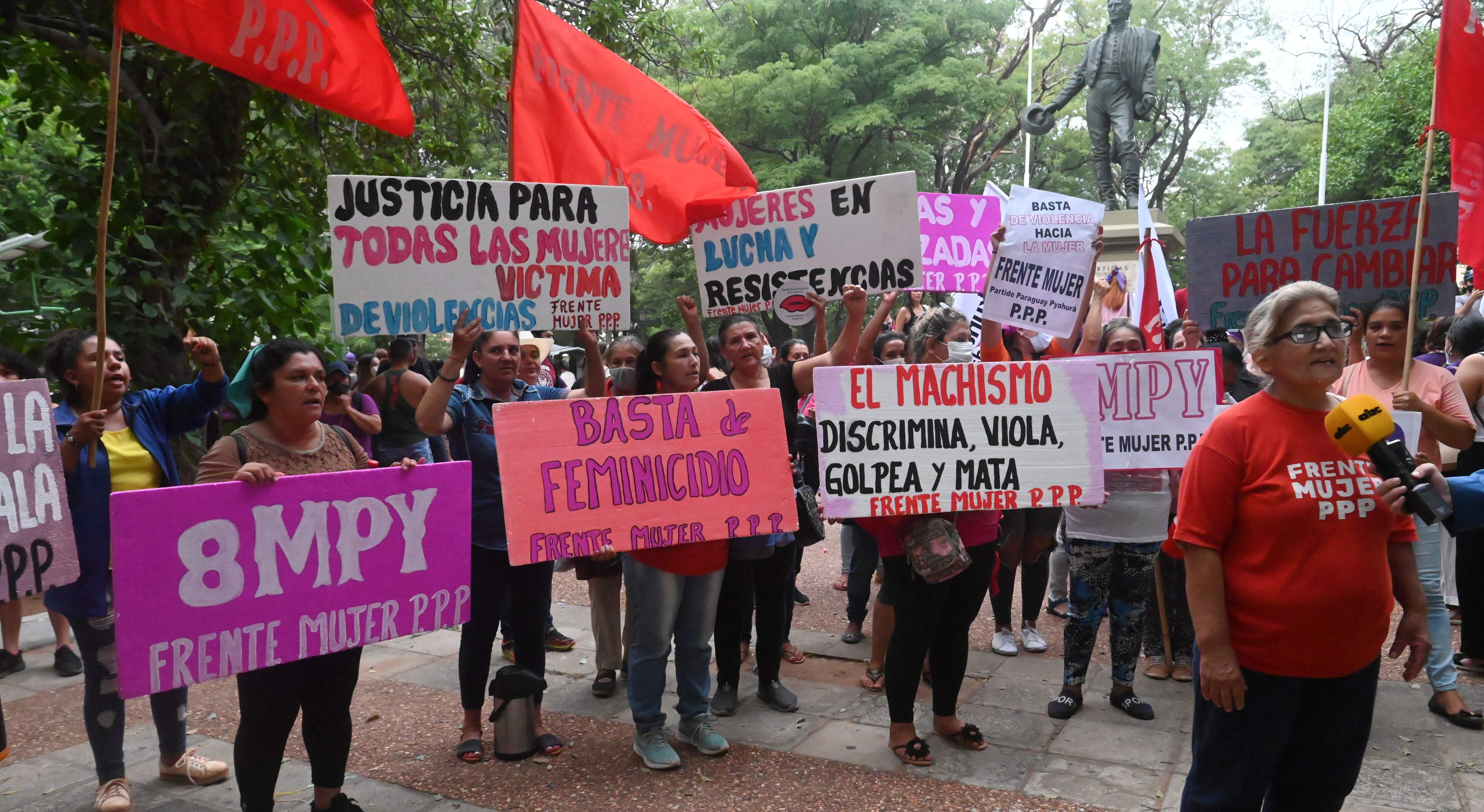 El Frente Mujer del Partido Paraguay Pyahura integrando en su mayoría de mujeres campesinas participaron de la marcha.