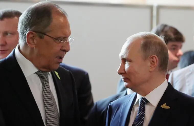 El presidente de Rusia, Vladimir Putin (d) y su canciller, Sergéi Lavrov.