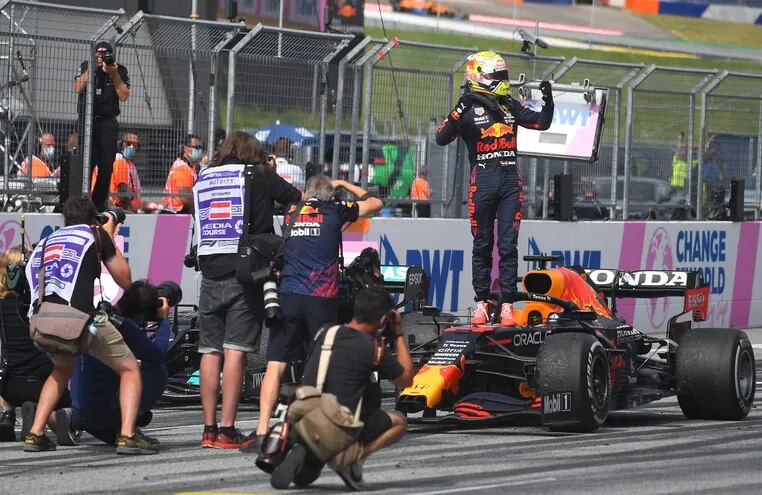 Max Verstappen saludando a “su público” que copó de naranja el circuito Red Bull Ring en el GP de Austria (AFP).