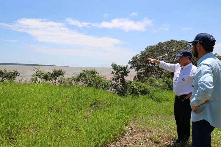 Verifican futura zona de emplazamiento de la planta solar flotante en el embalse de Itaipú.