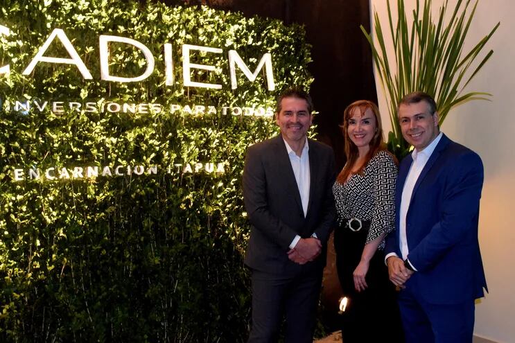 Los directivos de CADIEM: César Paredes, Gloria Ayala Person y Elías Gelay en la inauguración de la sucursal en Encarnación.