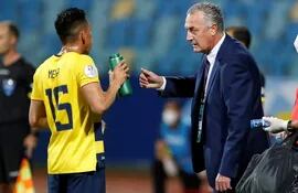 Gustavo Alfaro entrenador de Ecuador habla con el jugador Ángel Mena, uno de los convocados para la fecha triple de eliminatorias.