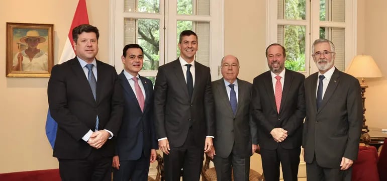 De izq. a der. Javier Giménez, Rubén Ramírez, Santiago Peña, Mauro Vieira. Alexander Silveira y el embajador José Carvallo.