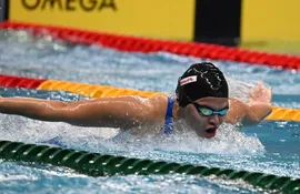 Luana Alonso nadando en los 200 metros mariposa en el Día 5 de los Juegos Suramericanos Asunción 2022.