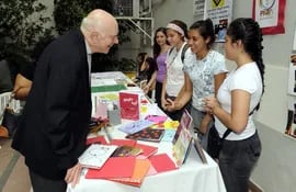 el-embajador-de-ee-uu-en-paraguay-junto-a-jovenes-en-la-muestra-de-iniciativas-comunitarias-en-el-ccpa-de-asuncion--212612000000-498906.jpg