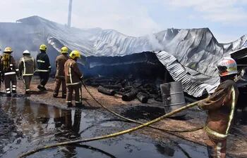 Bomberos Voluntarios de diferentes compañías de Central acudieron para sofocar el incendio en una aceitera de la ciudad de Ypané