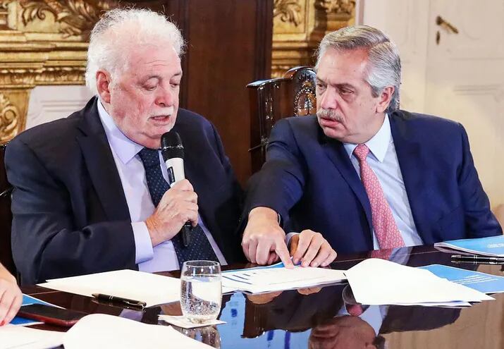 El exministro de Salud de Argentina Ginés García (renunció a causa del escándalo de las vacunas) y el presidente Alberto Fernández. (Archivo).