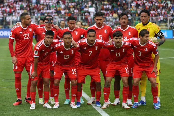 Jugadores de Perú posan en un partido de las Eliminatorias Sudamericanas para la Copa Mundial de Fútbol 2026 entre Bolivia y Perú, en el estadio Hernando Siles en La Paz (Bolivia). EFE/ Luis Gandarillas