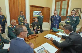 El presidente Santiago Peña con el ministro de Defensa, Óscar González, y otras autoridades militares.