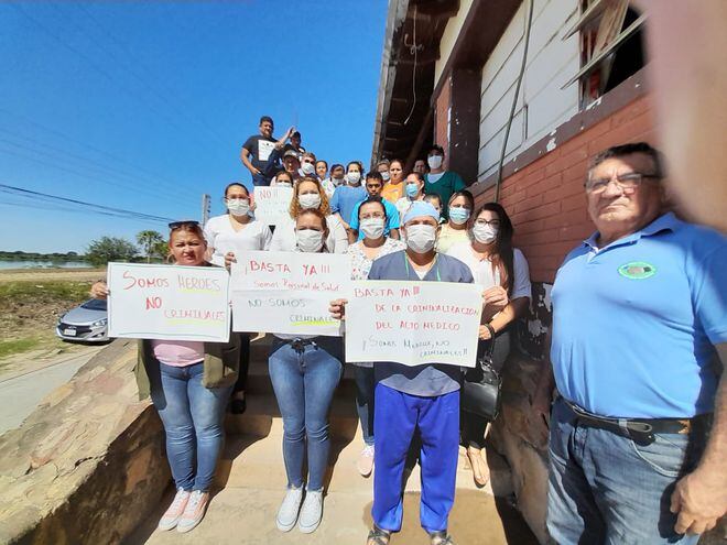 Personal del hospital regional de Fuerte Olimpo, se manifestó en apoyo a los médicos del nosocomio.