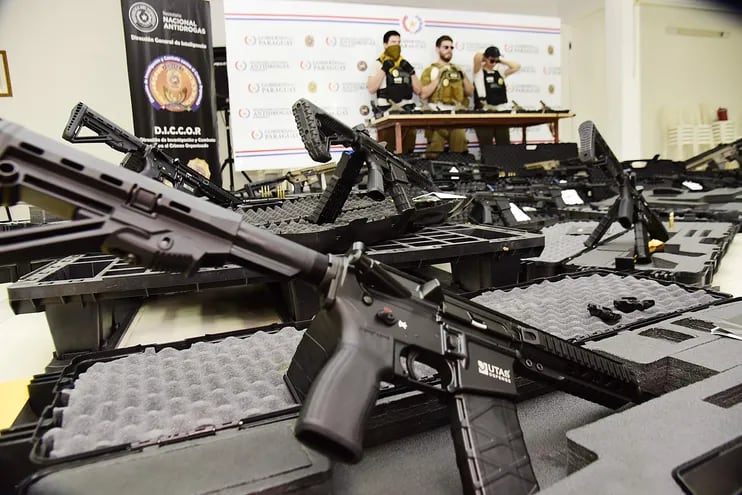 Armas que fueron incautadas en el Operativo Dakovo en dciembre del 2023 y que serán entregadas al presidente Santiago Peña.