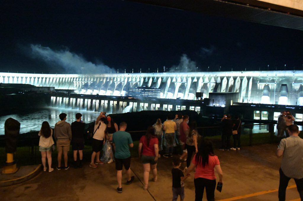 Represa hidroeléctrica Itaipú, la iluminación busca promocionar su perfil turístico.