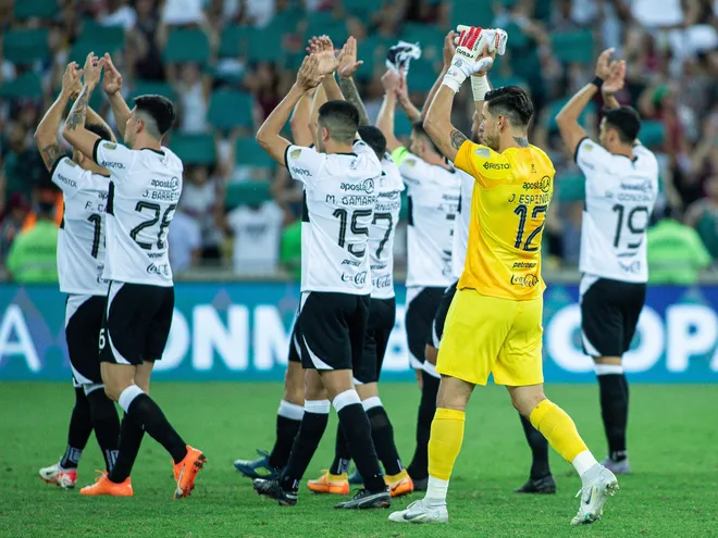 Los jugadores de Olimpia saludan a los aficionados franjeados presentes en el estadio Maracaná durante el partido contra Fluminense por los cuartos de final de la Copa Libertadores 2023.