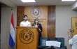 El diputado Raúl Benítez y la senadora Kattya González, ambos del PEN.  En conferencia de prensa la senadora muestra sus tesis de grado.