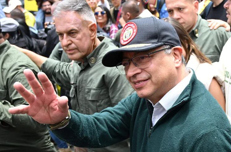 El presidente colombiano, Gustavo Pestro, saluda al llegar a una manifestación del Primero de Mayo (Día del Trabajo) en Bogotá.