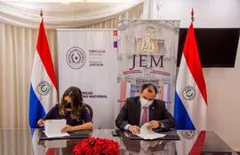Firma de acuerdo de cooperación entre la ministra Cecilia Pérez Rivas, por el Ministerio de Justicia y Jorge Bogarín Alfonso, por el Jurado de Enjuiciamiento de Magistrados.