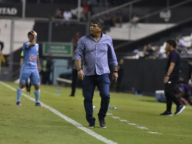 Roberto Torres, técnico de Resistencia, en el partido contra Libertad en La Huerta por la undécima fecha del torneo Apertura paraguayo.