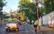 Un ciclista circula en bicicleta sobre la avenida mariscal López, equipado con casco y chaleco