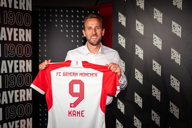 Harry Kane posa con al camiseta del Bayern Múnich durante la presentación como refuerzo del club alemán.