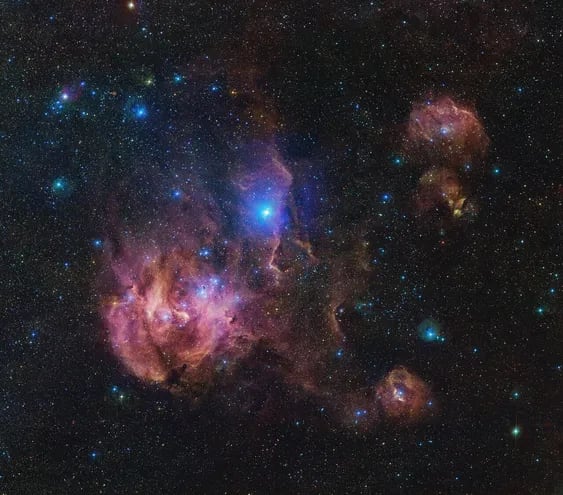 Las estrellas jóvenes que hay dentro de esta nebulosa emiten una intensa radiación que hace que el gas de hidrógeno circundante brille en tonos rosados.